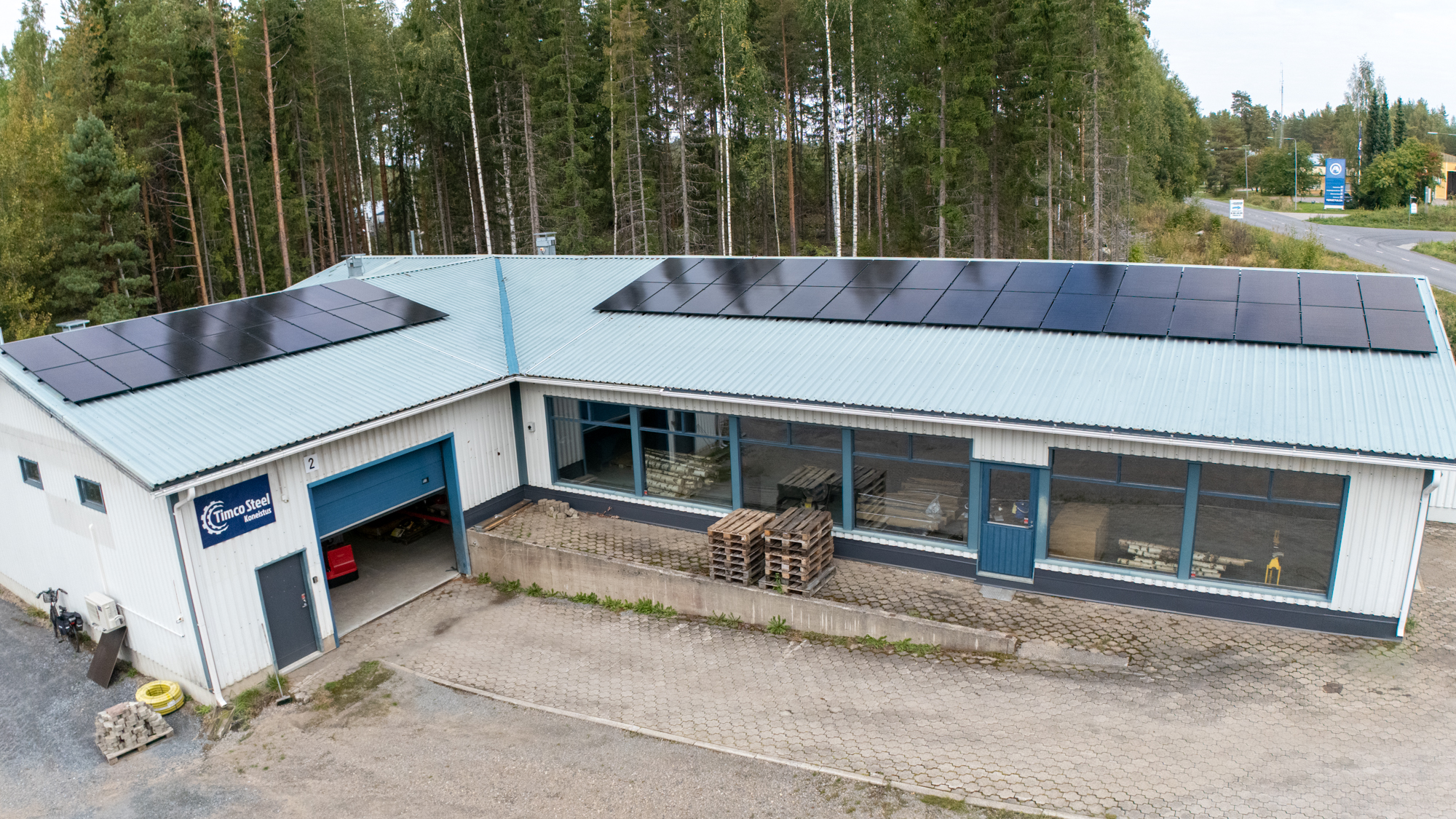 Aurinkopaneelit koneistuksen katolla